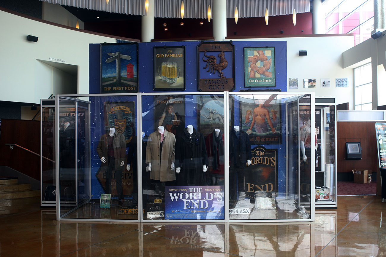 The center large display case contains the costumes and props of the six main characters from THE WORLD'S END.